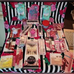 Assorted Women's Makeup Set
